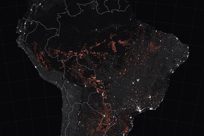 미국 항공우주국(NASA·나사)의 지구관측 위성이 지난 15~19일 촬영해 24일 공개한 사진에 광대한 아마존 밀림 지역 곳곳이 벌건 불길로 타고 있는 모습이 포착됐다. 나사 제공/EPA 연합뉴스