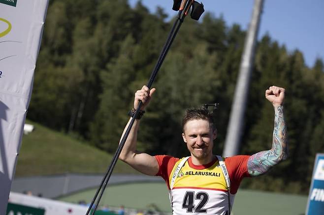 티모페이 랍신이 24일 열린 바이애슬론 하계 세계선수권 남자 7.5km 스프린트 결선에서 우승을 확정한 뒤 환하게 웃고 있다. [사진 국제바이애슬론연맹]