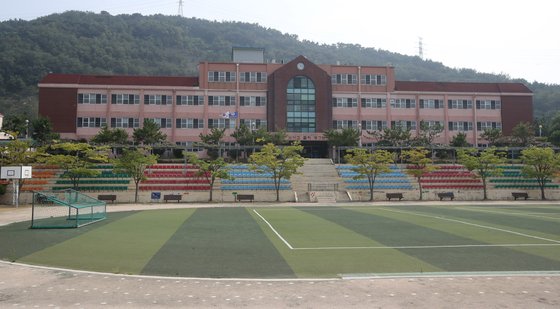 경남 창원시 진해구에 위치한 웅동중학교 전경. 송봉근 기자