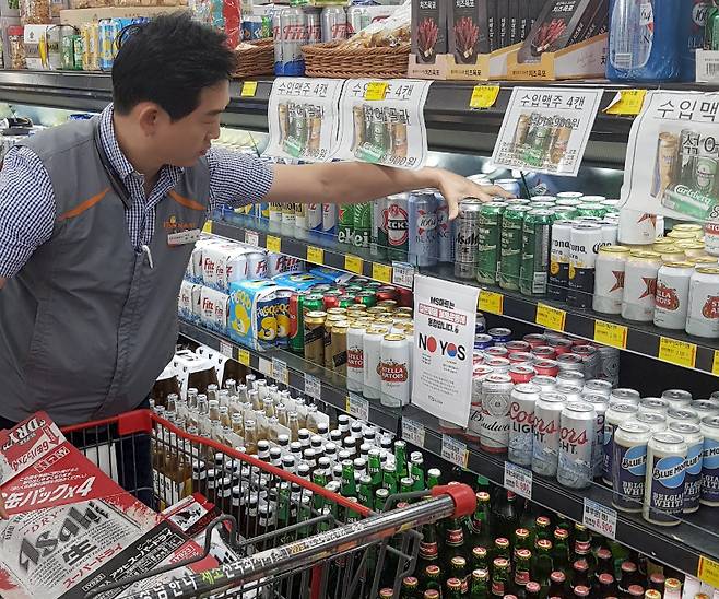 마트 관계자가 일본 맥주를 진열대에서 제거하고 있다. /사진=뉴스1