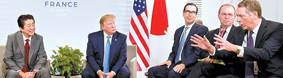 프랑스 비아리츠에서 열리고 있는 G7 정상회의에 참석 중인 도널드 트럼프 미국 대통령(왼쪽 둘째)과 아베 신조 일본 총리(왼쪽)가 25일 미·일 정상회담을 가졌다. 정상회담에 배석한 로버트 라이트하이저 미 무역대표(오른쪽)가 양국 무역 실무협상 결과를 설명하고 있다. 이날 회담에서 미·일 양국 정상은 최근 북한 미사일 발사대에 대해 ’유엔 결의 위반으로 극히 유감이다“고 밝혔다. [AP=연합뉴스]