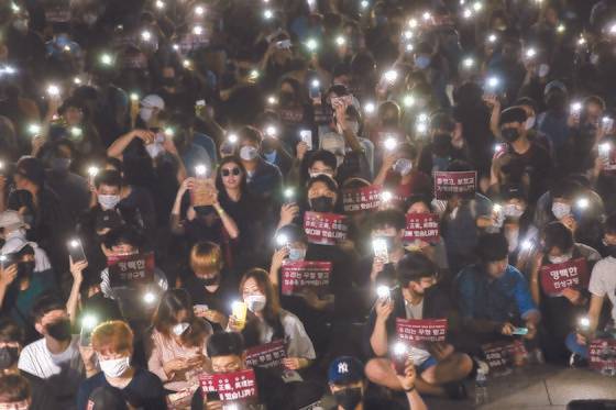 23일 오후 서울 성북구 고려대 중앙광장에서 학생들이 조국 법무부 장관 후보자 딸의 고려대 입학 과정에 대한 진상규명을 촉구하는 촛불집회를 열고 있다. 우상조 기자.