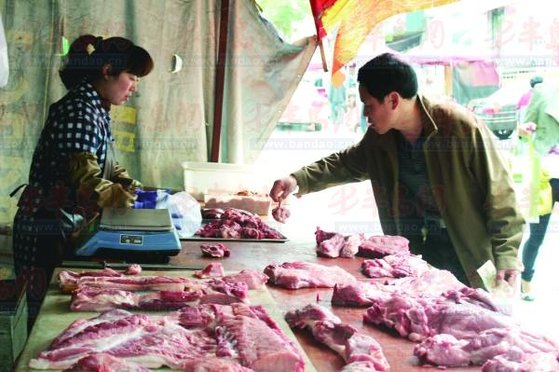 중국인의 식탁에서 빼놓을 수 없는 돼지고기 가격이 폭등하며 중국 물가를 위협하고 있다. [중국 콰이바오 캡처]