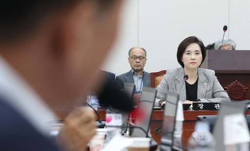 유은혜 사회부총리 겸 교육부 장관(오른쪽)이 26일 오전 열린 국회 교육위원회 전체회의에 참석해 자유한국당 소속 의원들로부터 조국 법무부 장관 후보자 딸의 학사과정 등에 관련한 자료 요청을 듣고 있다. 연합뉴스