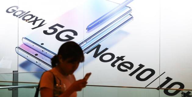 삼성전자의 갤럭시노트10·갤럭시노트10 플러스 광고판 앞을 한 시민이 지나고 있다. 사진=연합뉴스