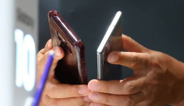 삼성전자가 갤럭시노트10·갤럭시노트10 플러스를 공개한 2019년 8월 8일 서울 강남구 삼성전자 딜라이트샵에서 방문객이 자신의 휴대전화와 제품을 비교해보고 있다. 사진=연합뉴스