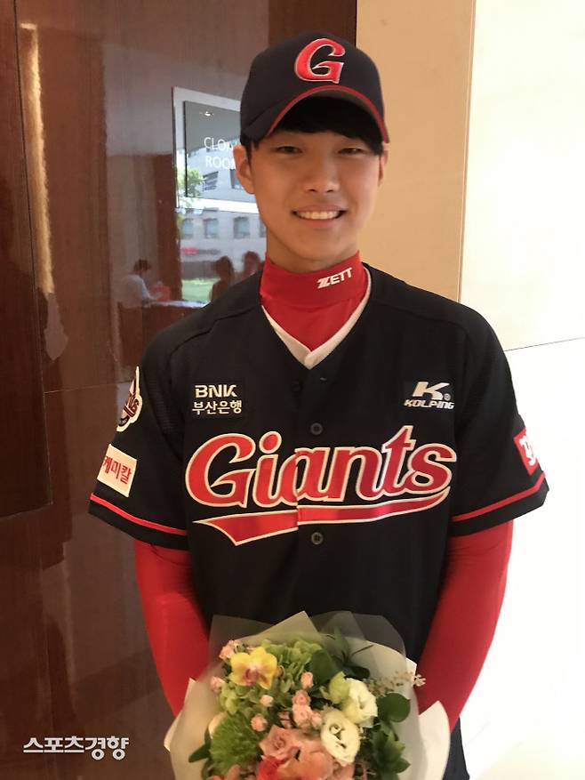 롯데에 2차 1순위로 지명받은 뒤 웃고 있는 홍민기. 김하진 기자