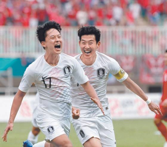 지난해 베트남과 아시안게임 남자축구 4강전에서 득점한 직후 이승우(왼쪽)가 환호하고 있다. [연합뉴스]