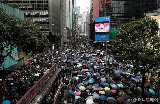 31일 거리를 가득 메운 홍콩 시민들. /사진=로이터