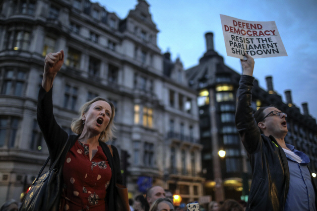 브렉시트(Brexit)에 반대하는 영국 시민들이 지난 28일(현지시간) 런던 의회 앞에서 보리스 존슨 총리의 의회 정회 결정에 항의하는 시위를 벌이고 있다. (사진=AP/연합뉴스)