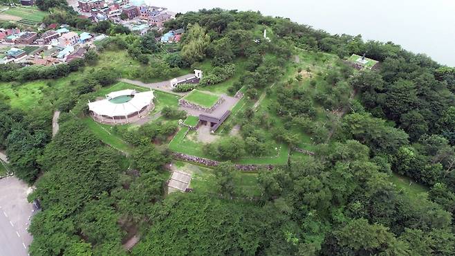 하늘에서 내려다 본 사천왜성의 모습. 왼쪽 위 끝부분에 있는 사각형이 천수각 터이다.