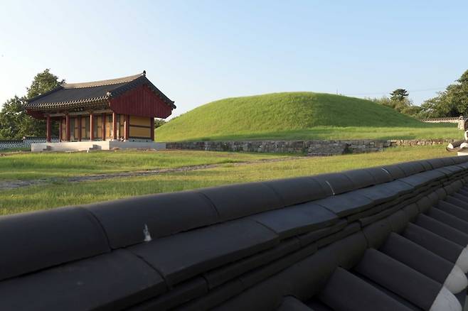 사천 조명군총(경남 기념물 80호) 조명군총은 선조30년(1597) 정유재란 당시 선진리성에 주둔하고 있던 왜적을 몰아내기 위해 결전을 벌이다 희생된 조선과 명나라 연합군의 무덤이다.