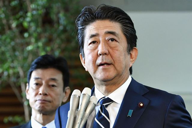 아베 신조 일본 총리가 지난달 23일 도쿄 총리관저에서 한국의 한일 군사정보보호협정 종료 결정에 대해 언급하고 있다. 도쿄=AP 뉴시스