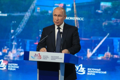 (블라디보스토크=연합뉴스) 동방경제포럼 전체회의에서 연설하는 푸틴 대통령.
