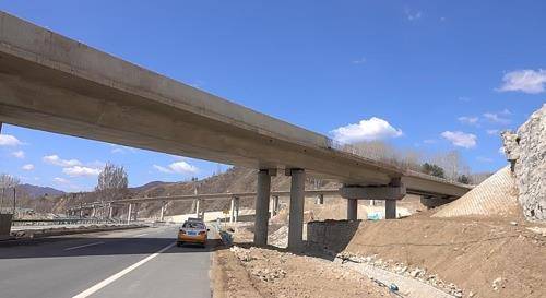 지안 도로통상구 인근 고속도로 공사 현장 (지안=연합뉴스) 차병섭 특파원 = 8일 중국 지린성(吉林省) 지안(集安) 도로통상구(公路口岸) 인근 고속도로 공사 현장. 중국은 퉁화~지안~만포 간 물류 노선을 구축할 계획인 것으로 알려져있다. bscha@yna.co.kr. 2019.04.08. (끝)