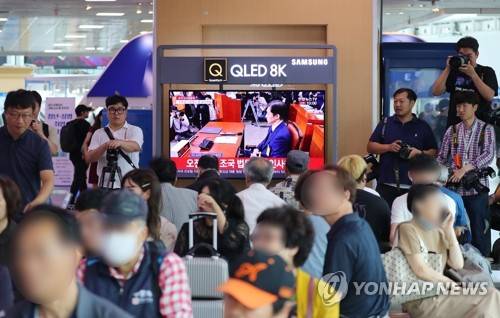 조국 인사청문회 시청하는 시민들 (서울=연합뉴스) 김도훈 기자 = 6일 오전 서울역 대합실에서 시민들이 조국 법무부 장관 후보자 인사청문회를 시청하고 있다. 2019.9.6 superdoo82@yna.co.kr