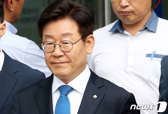 공직선거법 위반 등의 혐의로 기소돼 1심에서 무죄 선고를 받은 이재명 경기도지사가 6일 오후 경기도 수원시 영통구 수원고등법원에서 항소심 선고 공판을 마치고 법원을 나서고 있다. 2019.9.6/뉴스1 © News1 조태형 기자