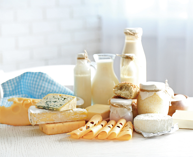 우유, 치즈 등 유제품은 칼슘이 풍부하게 함유돼 골다공증 예방에 좋다.