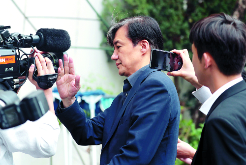 조국 법무부 장관 후보자가 8일 외출했다가 서울 서초구 자택으로 돌아오면서 자신에게 바짝 다가온 취재진 카메라를 한 손으로 밀어내고 있다. 권현구 기자