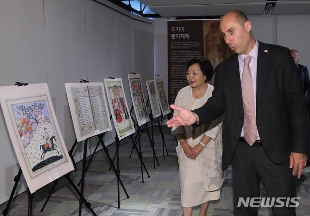 【서울=뉴시스】조수정 기자 = 서혜란 신임 국립중앙도서관장과 오타르 베르제니쉬빌리 주한 조지아 대사(오른쪽)가 9일 오전 서울 반포동 국립중앙도서관에서 열린 '호랑이 가죽을 두른 용사-한권의 책으로 유럽과 아시아를 잇다' 전시 개막식에서 전시를 둘러보고 있다. 2019.09.09. chocrystal@newsis.com