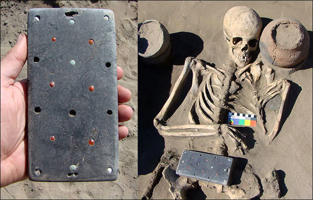 러시아 시베리아 투바 공화국의 알라타이 저수지에서 스마트폰처럼 생긴 벨트를 찬 2100년 전 유골이 발견됐다./사진=파벨 레우스 박사
