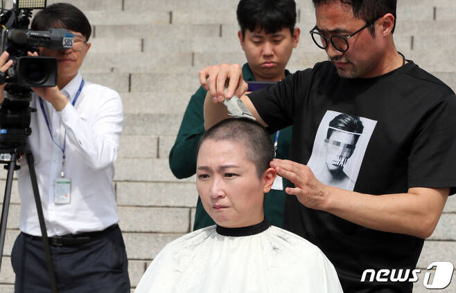 이언주(무소속) 의원이 10일 서울 여의도 국회 본청 계단에서 삭발식을 하고 있다. 2019.9.10/뉴스1 © News1 이종덕 기자