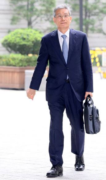 법정 향하는 고영한 전 대법관 - 사법행정권 남용 의혹을 받는 고영한 전 대법관이 9일 오전 서울 서초구 서울중앙지법에서 열린 속행 공판에 출석하기 위해 법정으로 향하고 있다. 2019.9.9 연합뉴스 법정 향하는 고영한 전 대법관 - 사법행정권 남용 의혹을 받는 고영한 전 대법관이 9일 오전 서울 서초구 서울중앙지법에서 열린 속행 공판에 출석하기 위해 법정으로 향하고 있다. 2019.9.9 연합뉴스