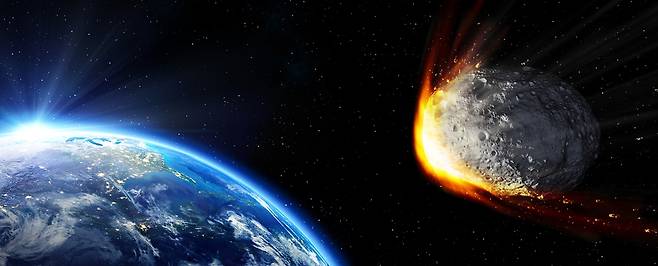 지름 수 ㎞의 소행성이 지구와 충돌하면 핵폭탄 수백만개를 터뜨린 것과 같은 충격을 준다. 그러나 지구 생명에는 장기간의 기후 한랭화가 더 큰 영향을 끼친다. 소행성 충돌 상상도. 게티이미지뱅크