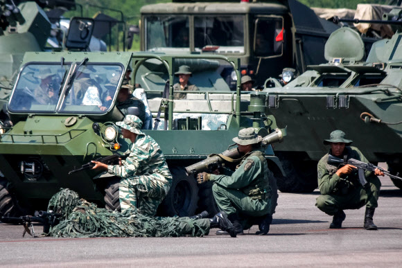 베네수엘라 군인들이 10일(현지시간) 콜롬비아와의 접경 지역인 타치라주 라프리아 공항에서 군사 훈련을 하고 있다.라프리아 EPA 연합뉴스