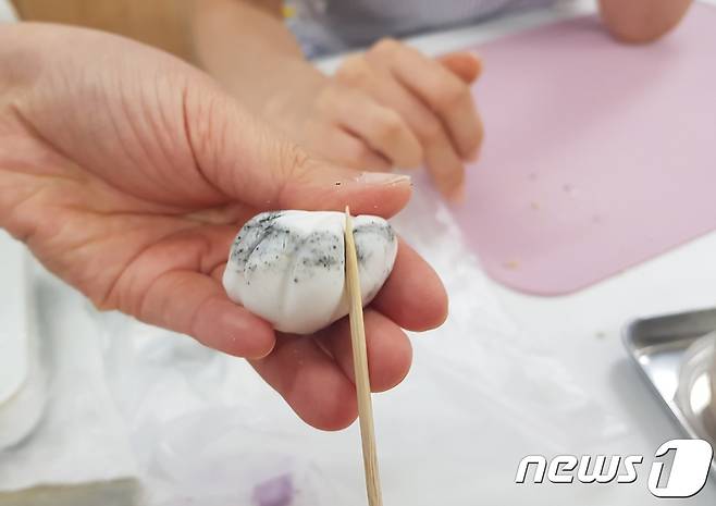 조개송편 반죽에 대나무 꽂이로 주름을 만들어 넣는 모습. © 뉴스1 조아현 기자