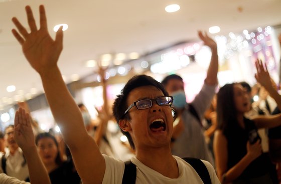12일 홍콩의 IFC몰에서 민주화 시위가 진행되고 있다. [로이터=연합뉴스]