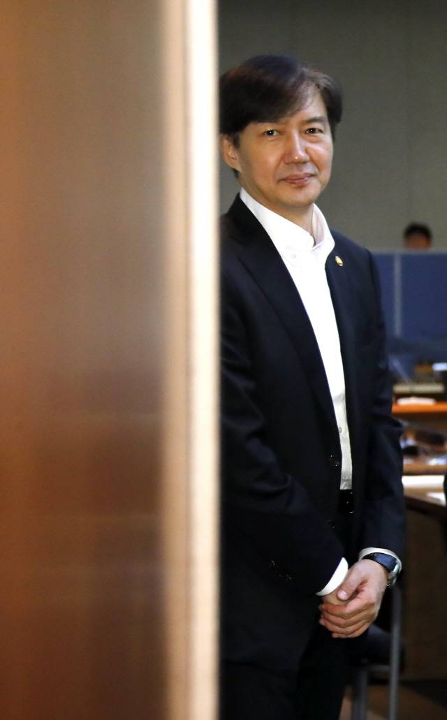 조국 법무부 장관이 10일 오전 서울 성북구 한국과학기술연구원(KIST)에서 열린 현장 국무회의장에 일찍 들어와 다른 참석자들을 기다리고 있다./연합뉴스