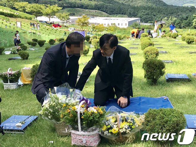 14일 조국 법무부장관이 부산추모공원에 안치된 故 김홍영 전 검사 묘소를 찾아 김 전 검사의 아버님과 함께 이야기를 나누고 있다.2019.09.14/뉴스1 © News1 박세진 기자