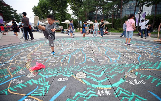 추석 연휴인 14일 오후 종로구 서울역사박물관 광장에서 열린 한가위 한마당에서 어린이들이 다양한 민속놀이를 즐기고 있다.연합뉴스