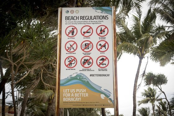 섬 곳곳에는 깨끗한 환경 규칙을 알리는 표시판이 설치되어 있다. 장진영 기자