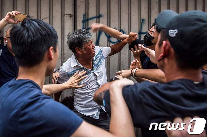 14일 홍콩시위에서 친중시위대와 반중시위대가 주먹을 교환하는 등 정면충돌했다. © AFP=뉴스1