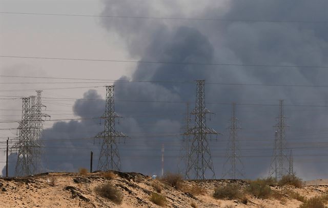 14일 예멘 후티 반군의 무인기 폭격을 맞은 사우디아라비아 동부 아브카이크 석유시설에서 검은색 연기가 피어 오르고 있다. 아브카이크=로이터 연합뉴스