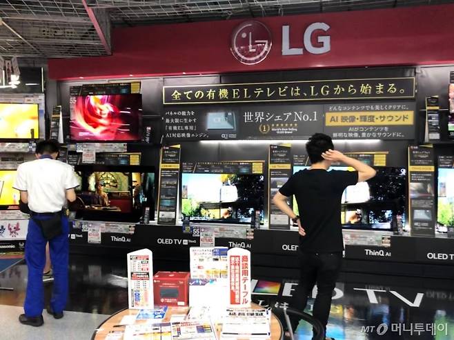 일본 도쿄 하라주쿠에 위치한 요도바시 카메라 아키바점에서 고객이 LG전자 올레드 TV를 살펴보고 있다/사진=이정혁 기자