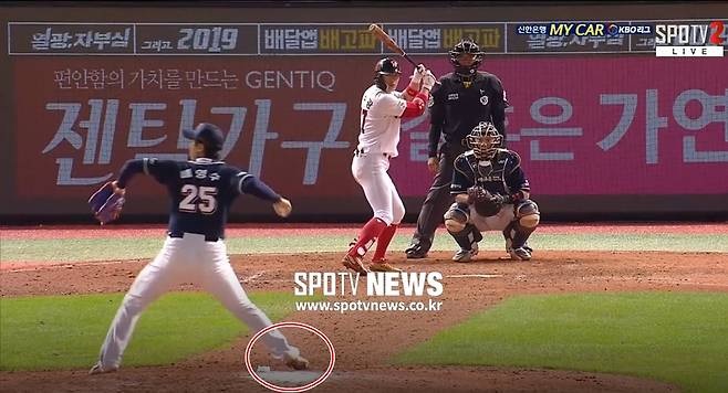 ▲ 두산 배영수가 14일 인천 SK전에서 6-6 동점 9회말 1사 1,3루 위기에서 구원등판해 허무하게 끝내기 보크를 범했다. 중심발(오른발)이 투수판에서 3루를 향해 빠진 채 1루 견제 시늉을 하면서 심판에게 보크를 지적당했다. ⓒSPOTV2 중계화면 캡처