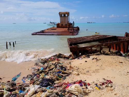 키리바시공화국의 타라와 환초 중 베티오섬 해안가에 미군이 태평양전쟁 당시 사용한 것으로 추정되는 상륙함의 잔해가 녹슨 채로 방치돼 있다.