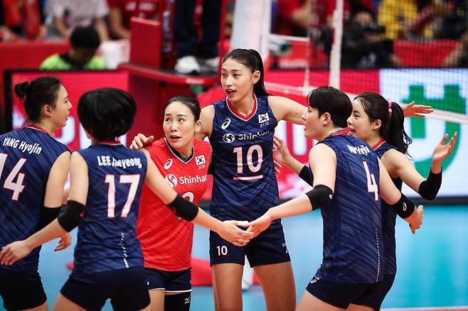 ▲ 김연경(가운데)과 한국 여자 배구 대표 팀 ⓒ FIVB 제공