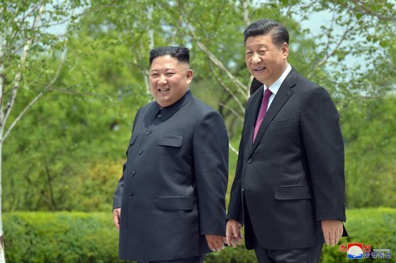 시진핑 중국 국가주석과 김정은 북한 국무위원장이 지난 6월 21일 평양 금수산영빈관에서 산책을 했다고 조선중앙통신이 22일 보도했다. [연합뉴스]