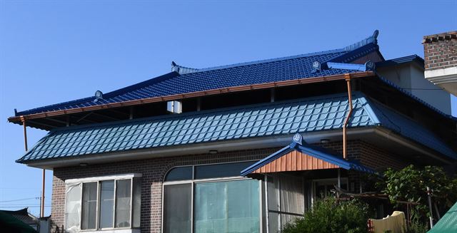 16일 기존 지붕과 비슷한 색상의 지붕을 올린 경기 여주시의 농가.