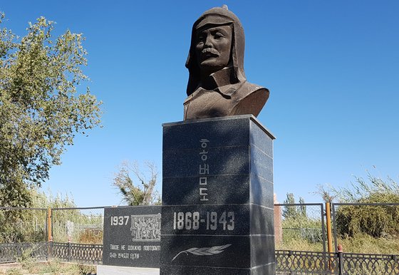 카자흐스탄 크즐오르다에 있는 홍범도 장군의 묘지. 홍 장군은 1937년 옛 소련의 강제이주 당시 연해주에서 떠나온 뒤 카자흐스탄에서 서거했다. [사진 김상욱 알마티고려문화원장]