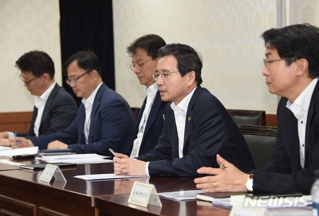 【서울=뉴시스】김용범 기획재정부 차관이 20일 오후 서울 종로구 정부서울청사에서 '거시경제 전문가 간담회'를 주재, 모두발언을 하고 있다. 2019.09.20. (사진=기획재정부 제공) photo@newsis.com