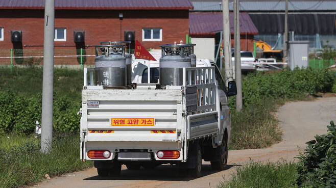 아프리카돼지열병이 발생한 연천군의 한 양돈 농가 돼지들 살처분을 위한 가스차량 (사진=연합뉴스)