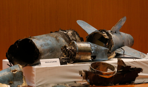 18일(현지시간) 사우디 리야드 소재 국방부에서 공개된 이란제 순항미사일 잔해. 1960년대 러시아가 개발한 Kh-55를 토대로 이란이 자체 제작한 것으로 알려졌다. AP 통신