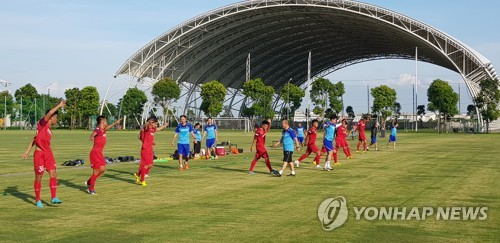 베트남 U-22 축구대표팀 훈련시키는 박항서 감독 [연합뉴스 자료 사진]