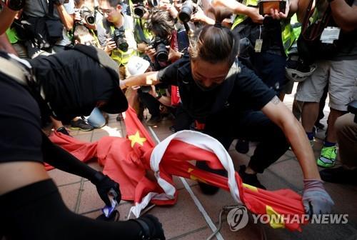 오성홍기를 훼손하는 시위 참가자 [로이터=연합뉴스]