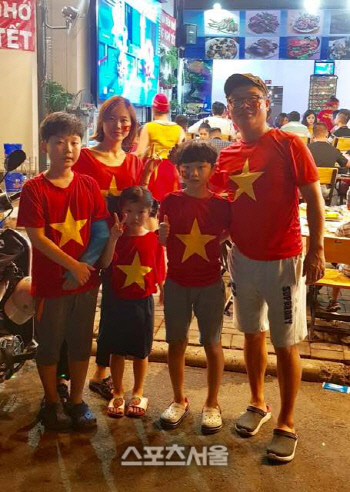 호치민에 거주하는 박홍표씨 가족이 지난 아시안컵 경기를 앞두고 베트남을 응원하고 있다. 제공 | 박홍표